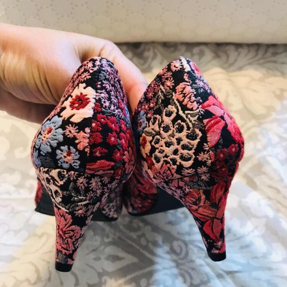 BC | NWOT Black Floral Kitten Heels - Picture 4 of 6